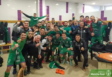 El Mancha Real celebra su victoria en el vestuario visitante del Ciudad de Lepe.
