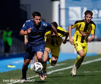 Una acción del duelo entre el UCAM y el San Roque de Lepe.