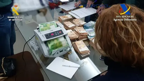 Dinero intervenido en la operación