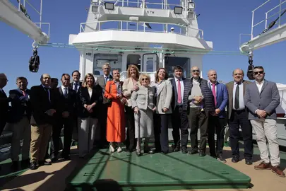 Autoridades y familia en la cubierta del buque