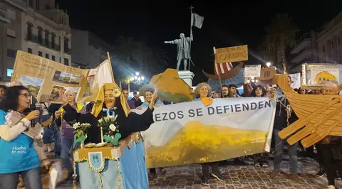 Un momento de la marcha a su paso por el Banco de España, otro de los bluff de Huelva
