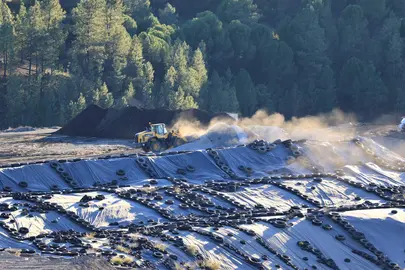 Un camión descarga residuos en la planta