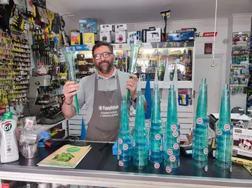 Teo Vargas con los pluvi&oacute;metros