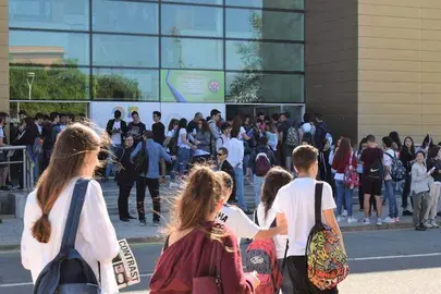 Estudiantes llegando a la UHU para hacer la Selectividad
