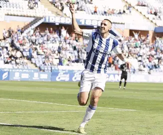 Pablo Caballero tras anotar el gol del Recre ante el Mar Menor.