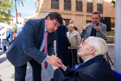 El alcalde saluda a Jos&eacute; Manuel de Lara