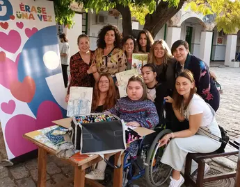 Sof&iacute;a, junto a sus amigas en la Escuela de Arte