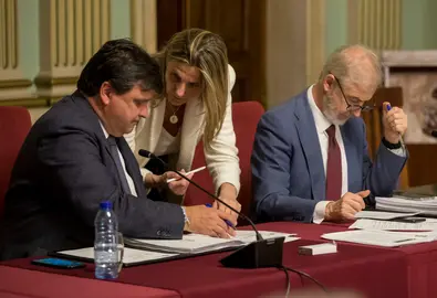 El alcalde charla con la concejal Villadeamigo