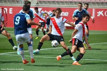 Lance del duelo entre el filial del Sevilla y el Recreativo.