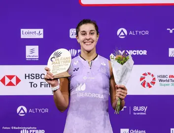 Carolina Marín con el trofeo que le acredita como ganadora en Orleans.