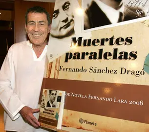 Dragón en la firma de Muertes Paralelas, donde narra su vinculación con Huelva (Planeta)