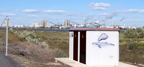 Zona industrial al fondo con mural ambiental de Wil-Welba