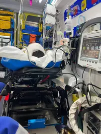 Atención del joven en ambulancia