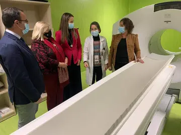 Autoridades sanitarias andaluzas y onubenses en una visita al Juan Ramón Jiménez