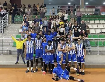 El Enrique Benítez y su afición tras ganar en La Zubia.