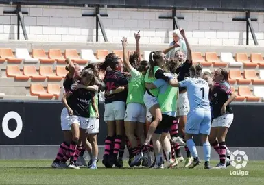 El Sporting celebra su triunfo en Valencia.