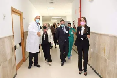 Visita de Bella Verano y la delegada Manuela Caro al hospital privado de Lepe