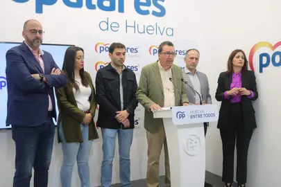 González, junto a portavoces en la sede del PP