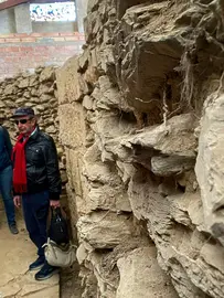 Muro de San Pedro, semi-escondido para el público