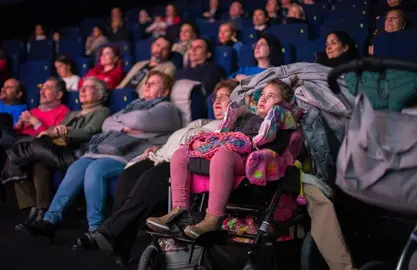 La pequeña Ari, en un acto para visualizar la enfermedad
