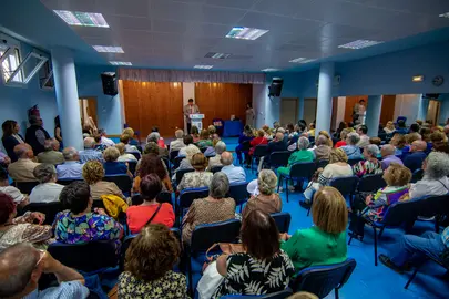 Numerosos vecinos y vecinas acudieron al acto