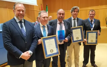 Foto familia galardonados, con García Palacios en primera línea