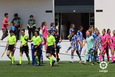 El Sporting y su rival saltan al campo.