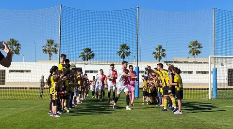 El San Roque le hace el pasillo al Antequera.