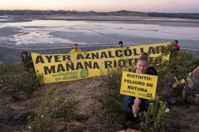 Despliegue de pancartas en Riotinto