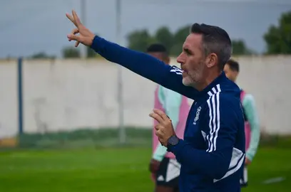 Abel Gómez rige un entreno del Recreativo.