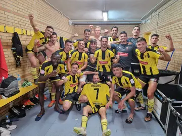 El San Roque festeja su triunfo en tierras almerienses.