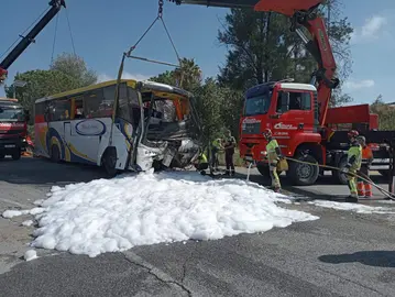 Una grua levanta el autobús siniestrado (Foto cedida por Doñana Comunicación)