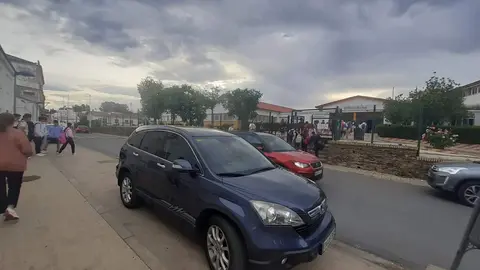 Muchos padres y madres de los pueblos han tenido que llevar a sus hijos en coches particulares a Calañas