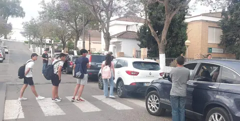 Los padres han tenido que llevar hoy a los niños y niñas a clase hasta Calañas desde seis pueblos