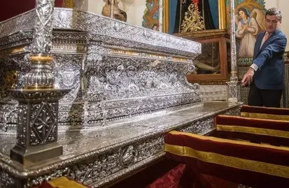 Santiago Padilla, presidente de la Matriz, muestra el año pasado las nuevas andas