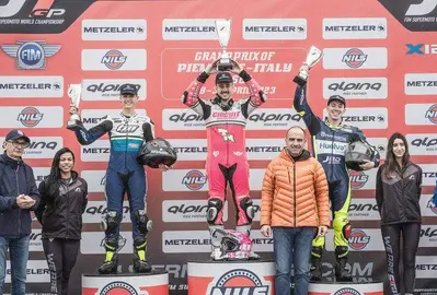 Paquito Gómez en el podio del GP de Piamonte.