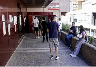 Cola en la oficina de empleo