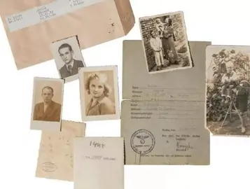 Cartas y fotos en la muestra