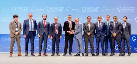 La delegación de Aqualia que está participando en el Global Water Summit 2023 recibió el premio de manos de Chistopher Gasson, CEO de GWI .