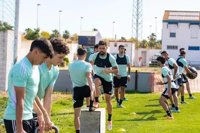 Arjona entrenando con el Recre esta semana.
