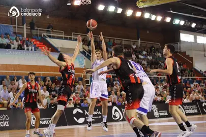 Fran Cárdenas lanza un tiro para el Ciudad de Huelva.
