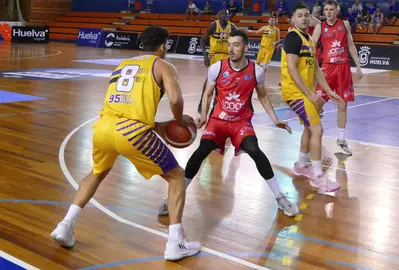 Lance del partido entre el Mataró y el Chantada.