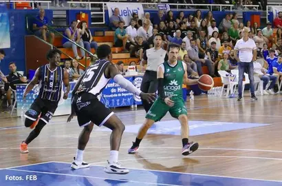 Lance del partido entre el Enrique Benítez y el Chantada.