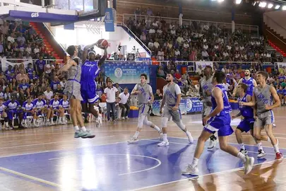 Nickerson vuela hacia la canasta rival.