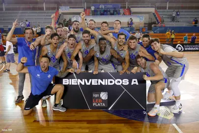El CB Santfeliuenc celebrando su ascenso en el Andrés Estrada.