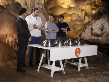 Masterchef y Santi Elías en la gruta de las maravillas