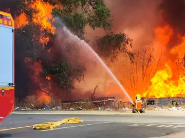 Los bomberos, en pleno trabajo para frenar el fuego