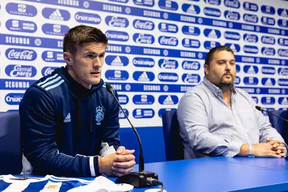 Alejo en la presentación de un futbolista.