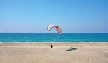 Parapentista en la playa