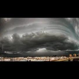 La turbonada, a punto de engullir Isla Cristina, en una imagen captada por Antonio G. Alonso.